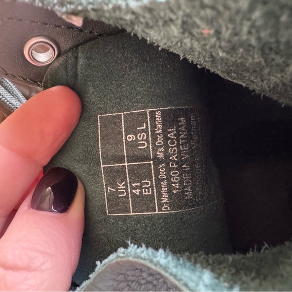 Iconic Dr. Martens Forest Green Leather Boots - Picture 4 of 7